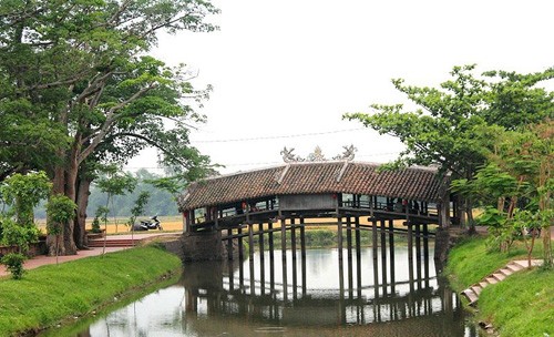Thanh Toan tile-roofed bridge in Hue - ảnh 2